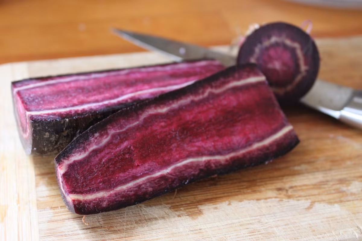 Cũng như các loại cà rốt cam, vàng... cà rốt tím có thể dùng dưới dạng tươi để ăn sống (làm nộm, trộn dầu giấm), xào, nấu canh, hầm thịt. Hoặc dùng Cà rốt ép lấy dịch, phối hợp với các loại rau quả khác làm nước giải khát, hoặc nước dinh dưỡng...