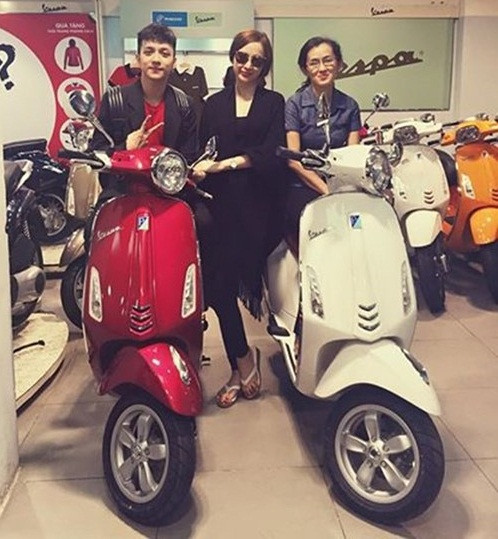 Có tiền, người đẹp không ngần ngại bạo chi cho mua sắm. Angela Phương Trinh mua xe Vespa cho người thân.