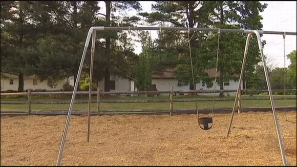 Chiếc xích đu tại công viên nơi người mẹ chơi với xác con trai suốt đêm.