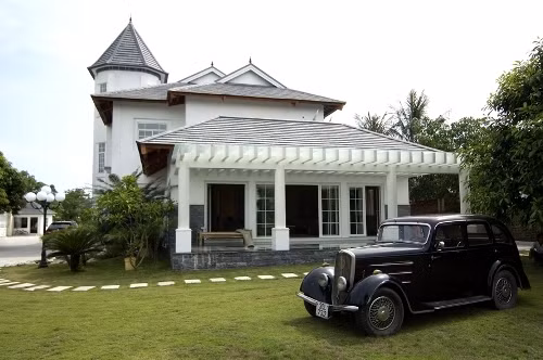 Các đại gia xứ Thanh khiến nhiều người nể phục vì tài kinh doanh và khối tài sản khủng mà họ sở hữu. Trong đó, có thể nhắc đến ông Cao Tiến Đoan là vị doanh nhân nổi tiếng xứ Thanh Hóa. Vị đại gia này sở hữu bạch dinh hoành tráng nằm trong khuôn viên rộng tới 50.000m2.