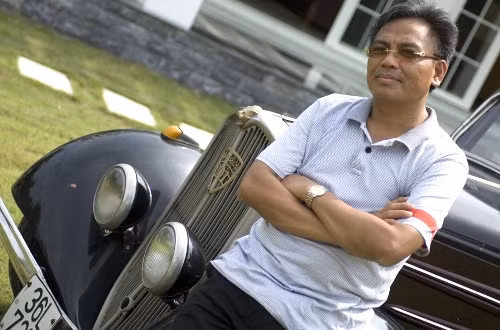 Vị đại gia này còn sở hữu rất nhiều dòng xe cổ như Mercedes 190 và Peugeot 201.