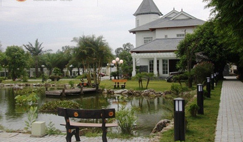 Khuôn viên rộng với nhiều tiểu cảnh, hồ nước, bãi cỏ xanh mướt... tạo cảnh quan đẹp cho gia chủ sống tại đây.