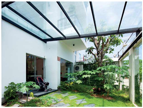 Sân vườn được thiết kế mở, phần mái bằng kính giúp lấy ánh sáng chan hòa cho không gian.