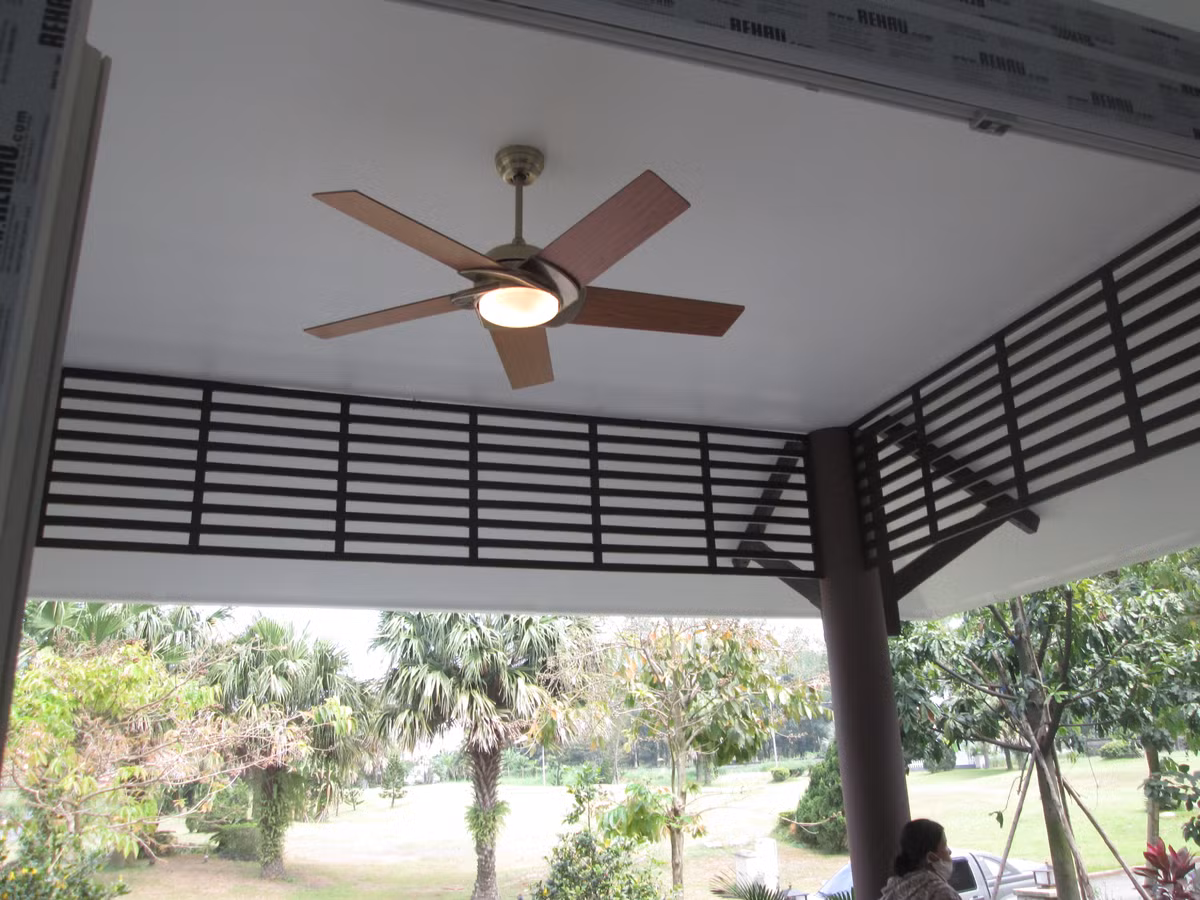 Sử dụng quạt trần, quạt cây để có độ thoáng gió nhất định trong nhà.