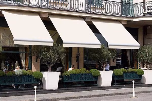 Che chắn ánh sáng hắt vào hiên, ban công, phòng bằng các tấm bạt chắc chắn.