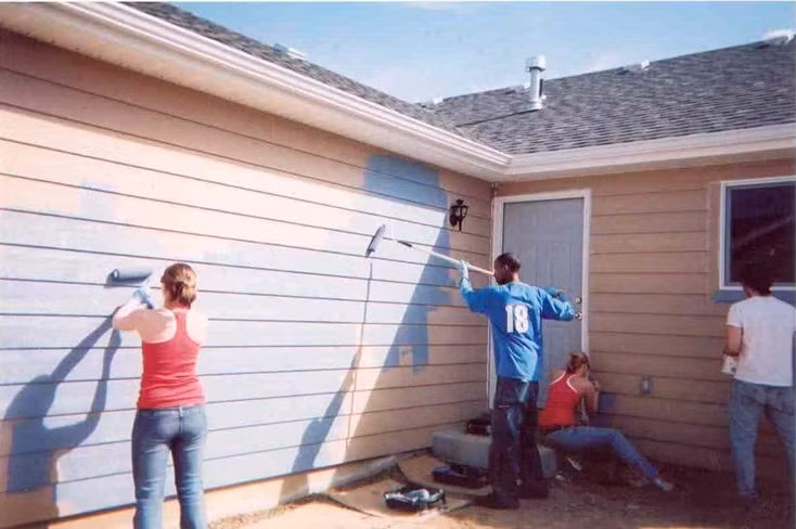 Ngoài ra, bạn có thể tìm và cân nhắc dùng loại sơn chống nóng có bán trên thị trường để hạn chế phần nào nắng nóng cho nhà. Trong sơn có chứa các cầu rỗng thủy tinh nên sẽ ngăn ngừa việc truyền nhiệt vào tường, mái nhà.