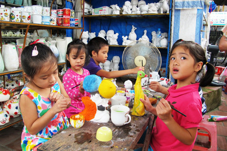 Một ngày vui chơi, tham gia việc nặn tượng, tô tượng tại làng gốm Bát Tràng sẽ là trải nghiệm khá thú vị cho trẻ nhân ngày tết thiếu nhi 1/6 mà khá tiết kiệm chi phí cho cha mẹ.