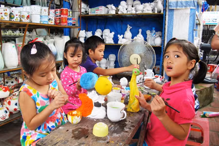 Một ngày vui chơi, tham gia việc nặn tượng, tô tượng tại làng gốm Bát Tràng sẽ là trải nghiệm khá thú vị cho trẻ nhân ngày tết thiếu nhi 1/6 mà khá tiết kiệm chi phí cho cha mẹ.