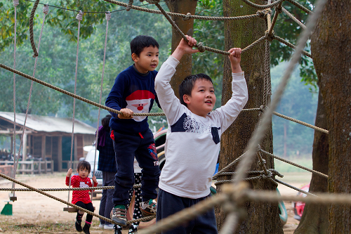 Thay vì chơi tại các khu vui chơi trong thành phố, nhiều gia đình có thể chọn ra vùng ngoại ô Hà Nội. Sơn Tinh Camp là một bán đảo có ba mặt giáp hồ Đồng Mô (Sơn Tây, cách Hà Nội khoảng 50km) với các hoạt động cắm trại, BBQ, teambuilding. Giá vào cửa là 30.000 đồng/người.