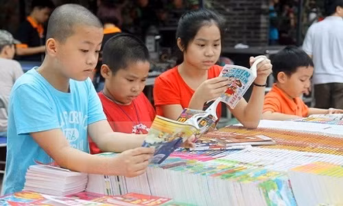 Hội chợ sách thiếu nhi, diễn ra Học viện Thanh thiếu niên Việt Nam (số 58 Nguyễn Chí Thanh, Đống Đa, Hà Nội) diễn ra từ 29/5- 1/6/2015 với mức giảm giá lên tới 50% là một trong những địa điểm lý tưởng để trẻ vui chơi, đọc và chọn mua sách nhân ngày 1/6.