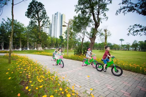 Một trong những địa điểm vui chơi 1/6 khá gần trung tâm Hà Nội có khu đô thị Ecopark. Không gian nhiều cây xanh, các khu vườn rộng lớn là gợi ý tốt cho hai ngày cuối tuần. Nhân ngày 1/6, Ecopark sẽ tổ chức chương trình "Mùa hè sôi động" với nhiều hoạt động tô tượng, nặn gốm... tại khuôn viên trường PT Đoàn Thị Điểm Ecopark từ 30-31/5/2015, miễn phí cho trẻ nhỏ.