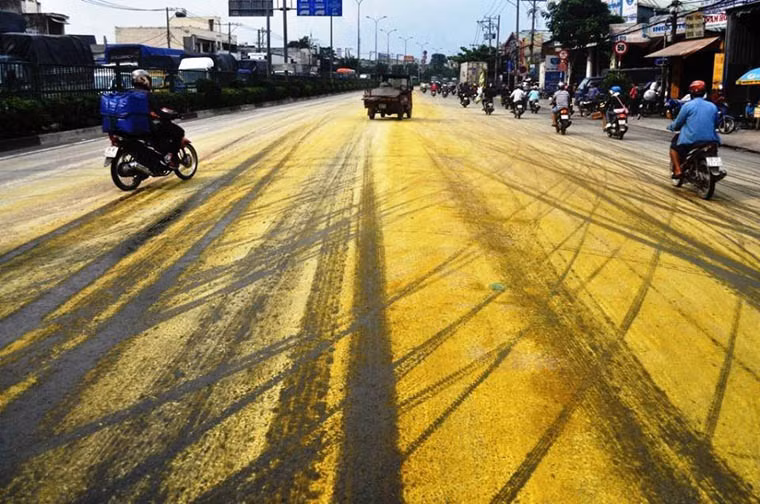 Trước đó khoảng 15h chiều cùng ngày, xe tải biển số Bình Phước chở nhiều thùng nhựa chứa hóa chất lưu thông trên Quốc lộ 1 hướng từ An Lạc về An Sương, khi tới đoạn giao với đường Phan Văn Hớn (giáp với phường Tân Thới Nhất, quận 12, TP.HCM) tài xế thắng gấp khiến các thùng hàng trên xe va chạm vào nhau...