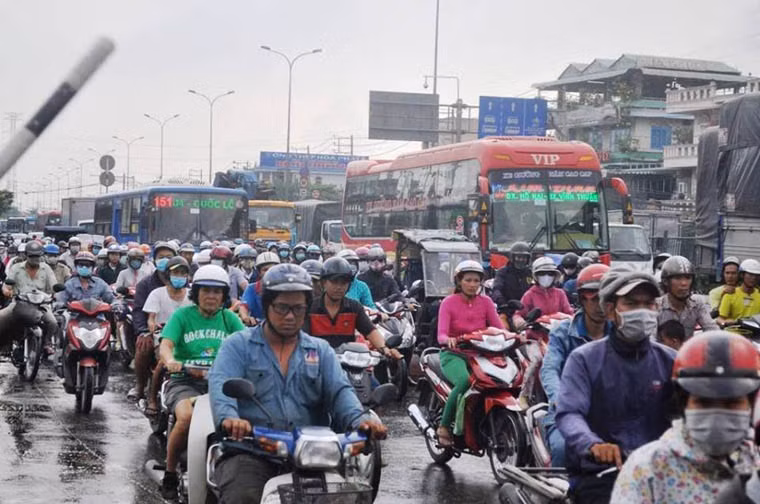 Cú va chạm mạnh làm một thùng hàng bị vỡ, bột hóa chất màu vàng từ trên xe đổ tràn xuống kín đường. Nhiều người đi xe máy bị hóa chất dính vào mặt nên nhắm mắt, bịt mũi tháo chạy gây cảnh hỗn loạn. 