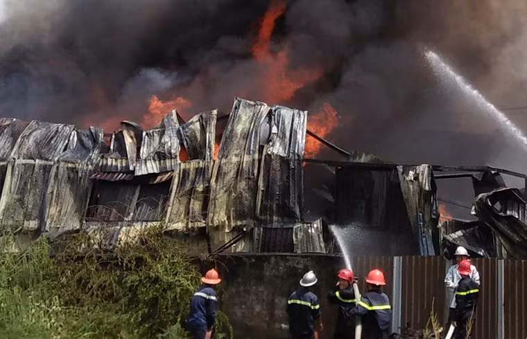 Do bên trong cơ sở chứa toàn vải vụn nên ngọn lửa nhanh chóng lan rộng và khi lực lượng chữa cháy có mặt thì toàn bộ khu nhà xưởng đã bị bao trùm trong biển lửa.