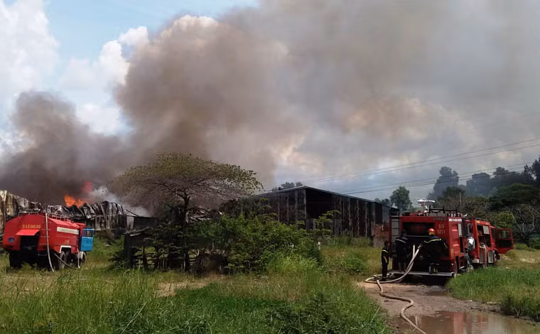 Trước đó, xế trưa cùng ngày, nhiều người phát hiện có khói và lửa phát ra từ trong cơ sở chứa vải vụn rộng hàng nghìn mét vuông nằm trong cụm các công ty tại địa chỉ nói trên nên báo cơ quan chức năng.