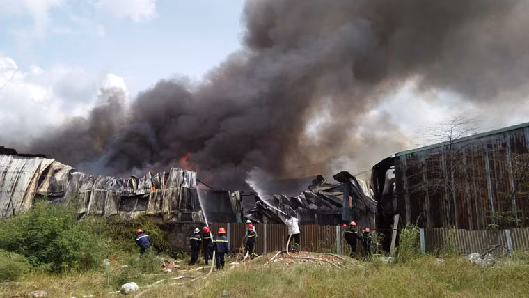 Được biết, thời điểm xảy ra cháy các công nhân của cơ sở mua bán vải vụn đang nghỉ lễ, không có người làm việc bên trong nên không có thiệt hại nào về người. Tuy nhiên cơ sở chứa vải vụn rộng cả ngàn m2 đã bị thiêu rụi, đổ sập. Hiện nguyên nhân cũng như thiệt hại từ vụ cháy đang được điều tra làm rõ.