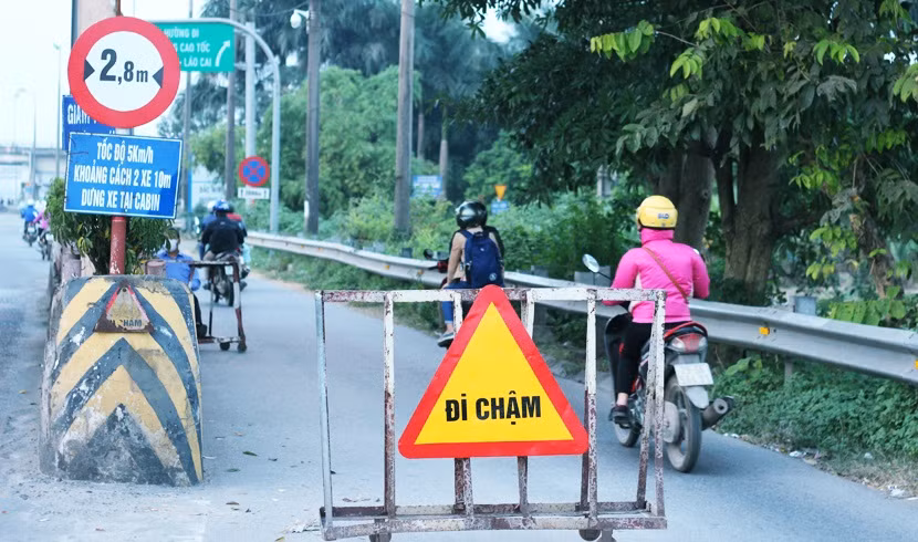 Làn đường dành cho các xe máy di chuyển qua trạm Bắc Thăng Long - Nội Bài bị chặn ngang bởi hàng rào sắt di động chiếm hết nửa diện tích lòng đường.