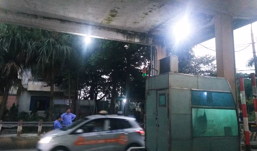 Do sự vô lý của trạm thu phí, năm 2013, UBND TP Hà Nội đã nhiều lần có văn bản kiến nghị Chính phủ, Bộ GTVT di dời trạm về đúng vị trí, thế nhưng, từ thời điểm đó đến nay trạm thu phí Bắc Thăng Long - Nội Bài vẫn nằm nguyên vị trí, gây bức xúc dư luận.