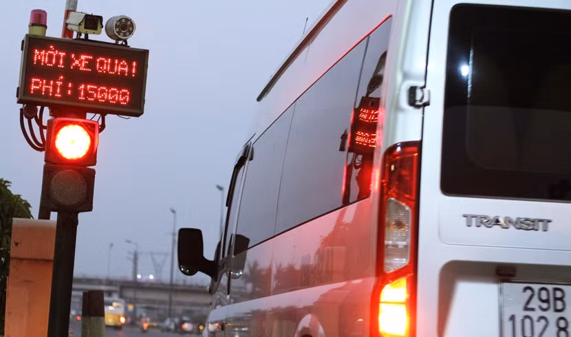 Công ty cổ phần BOT Vietracimex 8 cho biết, mức phí qua trạm Bắc Thăng Long - Nội Bài hiện là 15 nghìn đồng/xe/lượt. Nhưng chủ đầu tư này đưa ra 2 đề xuất thu tăng gấp 3, 4 lần, cụ thể là: Phương án một là thu phí 19 năm: Chủ đầu tư đề xuất thu tăng 2,5 lần so với mức thu hiện hữu đối với dưới 12 chỗ ngồi. Thời gian thực hiện từ ngày 1/1/2018 đến hết 31/12/2020; Sau đó tăng lên 3 lần từ năm 2021 đến năm 2024 và tăng lên 3,5 lần đến khi kết thúc thời gian thu giá hoàn vốn là ngày 20/6/2030...