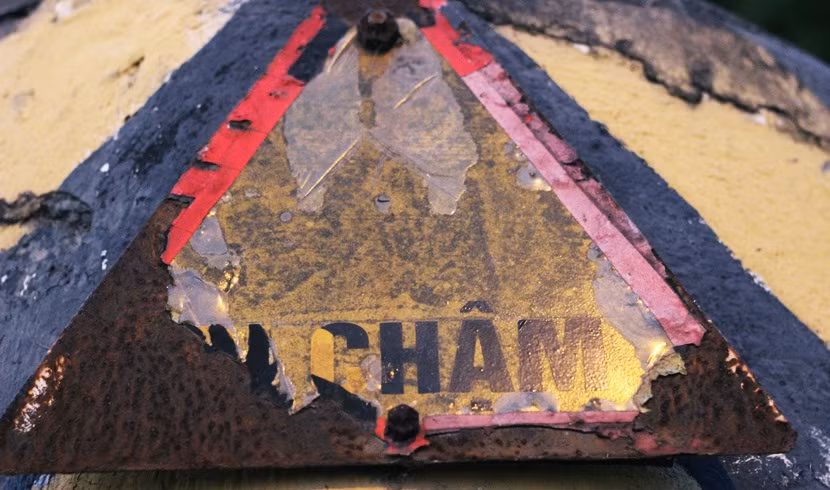 Nhiều biển báo hiệu cảnh báo "đi chậm" để người tham gia giao thông biết đã hư hỏng, hoen rỉ nhưng không được sửa chữa.