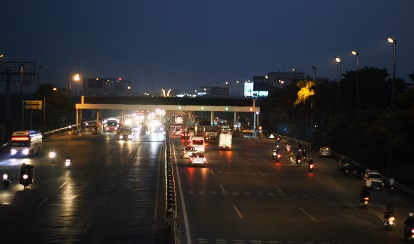 Dù không lưu thông vào tuyến đường tránh TP Vĩnh Yên nhưng các xe ô tô lưu thông trên tuyến Bắc Thăng Long, đoạn qua xã Phú Cường (huyện Sóc Sơn) vẫn phải trả phí để hoàn vốn cho tuyến đường tránh Vĩnh Yên trên địa bàn tỉnh Vĩnh Phúc.