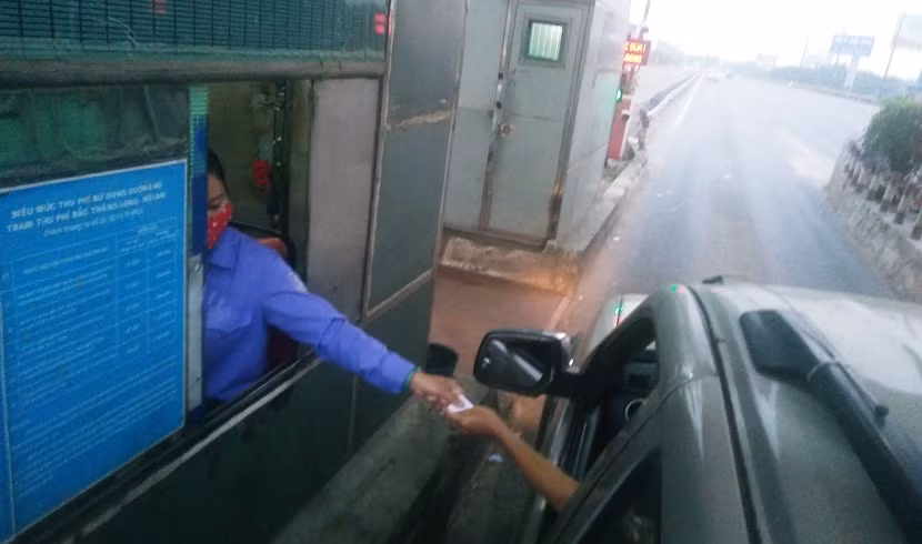 Ghi nhận của PV Kiến Thức vào chiều ngày 3/11, tại trạm thu phí Bắc Thăng Long - Nội Bài lượng ô tô di chuyển qua đây rất đông, chủ yếu là những chiếc xe khách chạy liên tỉnh hoặc xe đi đường dài mới di chuyển qua đây.