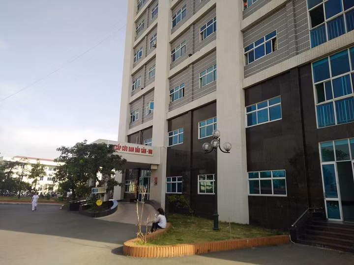 Be trai 2 thang tuoi tu vong: Dinh chi hang loat bac si, dieu duong