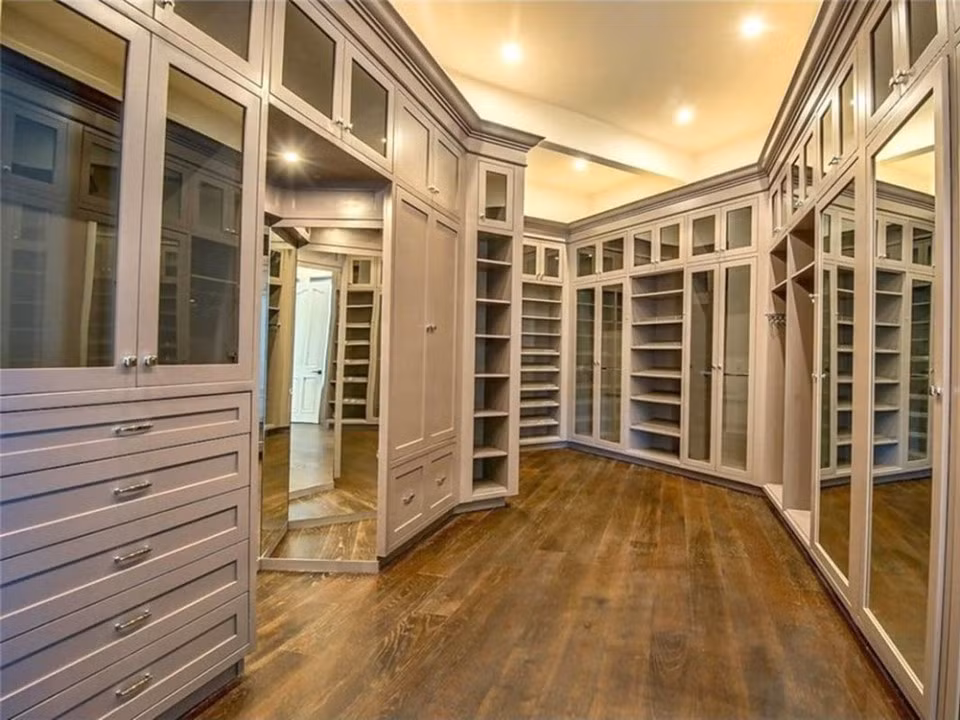 Không gian dành cho trang phục cũng được đầu tư kĩ càng.