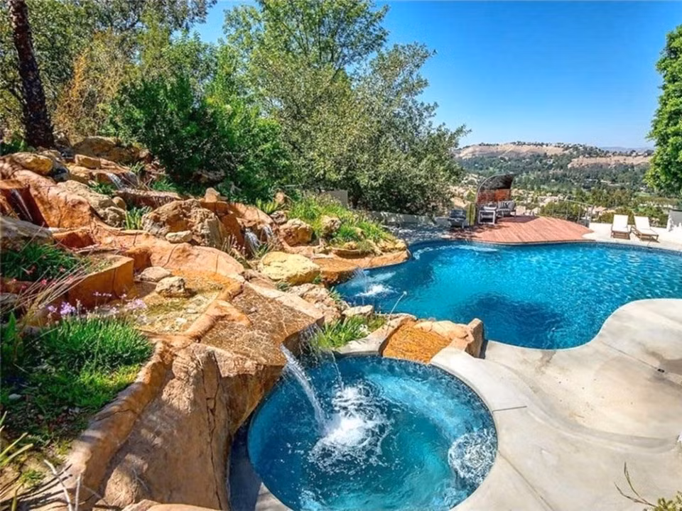 Hồ bơi riêng ở sân sau có thiết kế và tầm nhìn tuyệt đẹp.