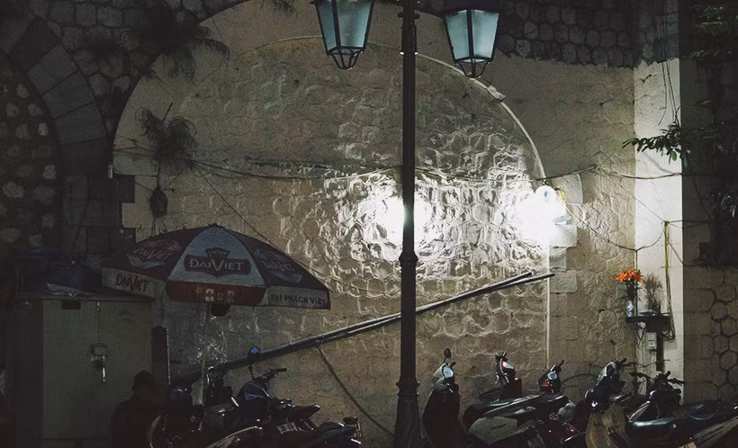 Nhiều ô cầu được quét sơn để chuẩn bị thực hiện dự án cũng biến thành điểm trông giữ xe.