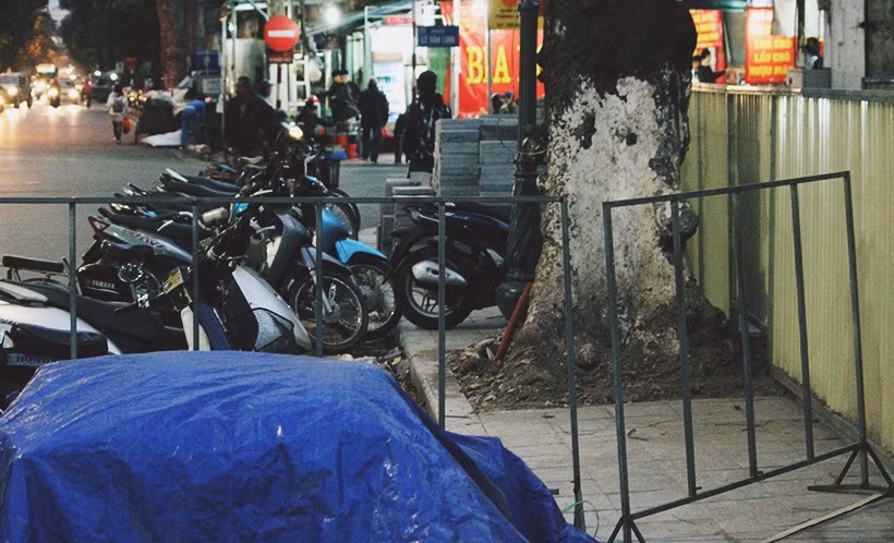 Nhiều đoạn đường trên phố Phùng Hưng nằm sát với dự án bích họa, người dân còn tổ chức trông giữ xe tràn lan xuống lòng đường.