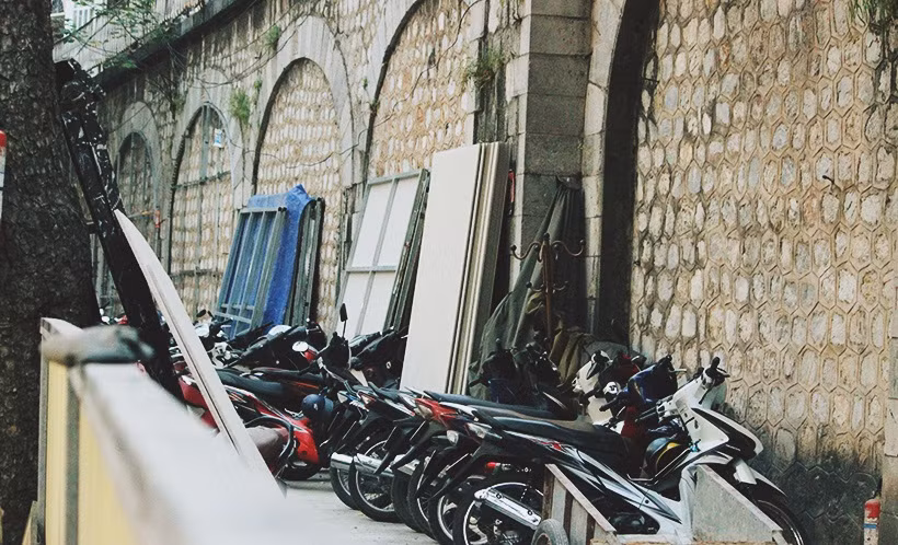 Xe máy xếp thành các hàng dài bên trong dự án bích họa phố Phùng Hưng.