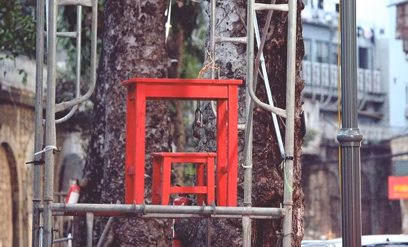 Hệ thống kèo cột, giàn giáo được lắp ráp sẵn nằm ngổn ngang chờ đợi họa sĩ vẽ tranh.