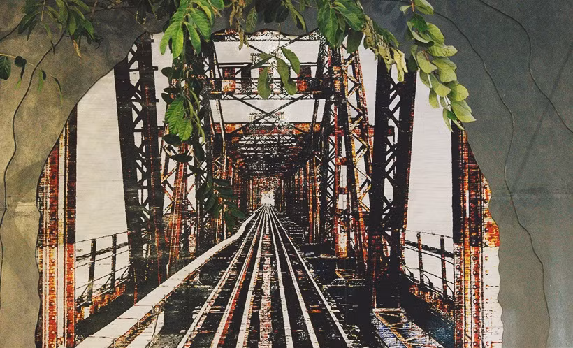 Do việc vẽ bị tạm dừng nên các bức họa ở đây vẫn còn dở dang.