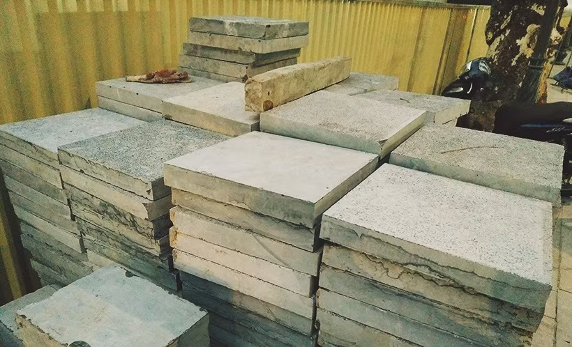 Đá lát cũng chất thành đống lớn chờ đợi dự án thực hiện trở lại.