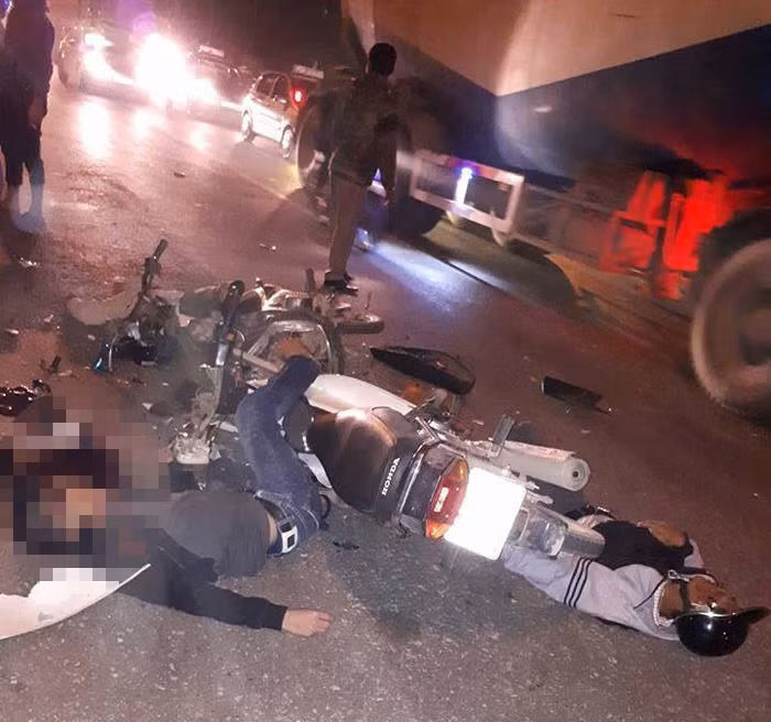 Hai xe may dam nhau nat bet, 2 nguoi chet tai cho