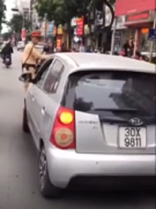 Nu tai xe co thu, dap ga “un” CSGT o Ha Noi di gan 100m-Hinh-2