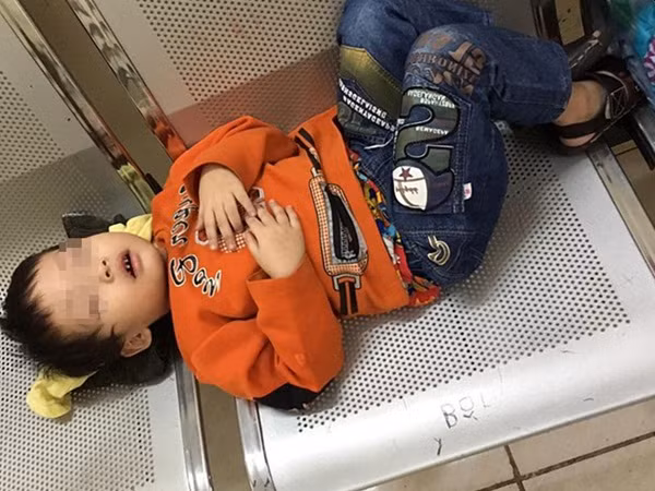 Them mot be trai 3 tuoi bi me bo roi trong nha nghi o Ha Noi