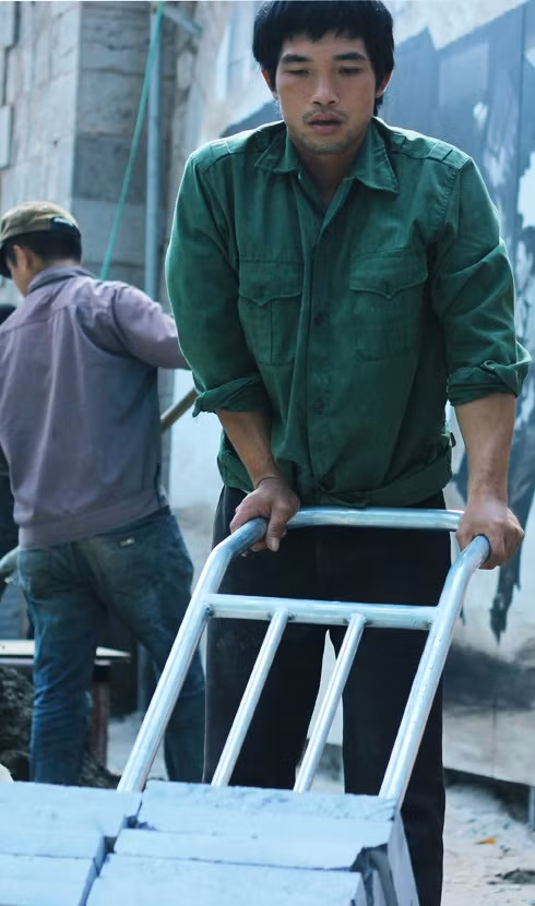 Công nhân mướt mồ hôi làm việc.