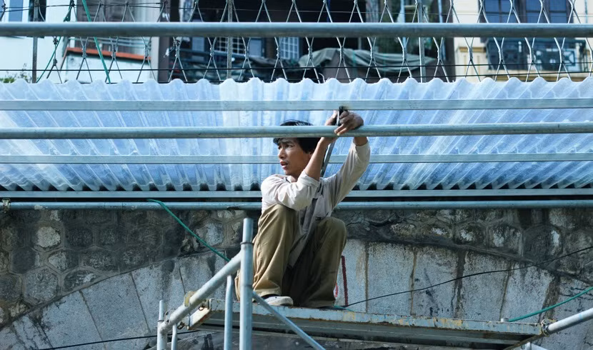 Công nhân khẩn trương sửa sang hoàn thiện các hạng mục để sớm bàn giao mặt bằng cho các nghệ sĩ.