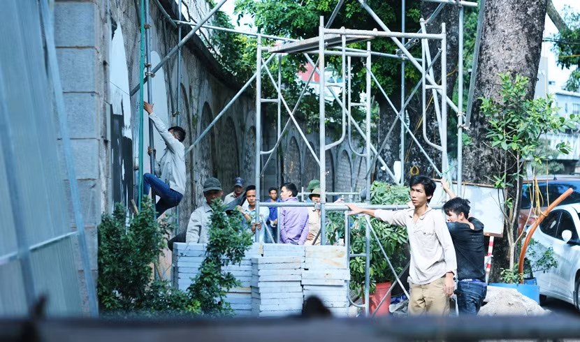 Trong khi đó, ghi nhận của PV Kiến Thức chiều ngày 4/11, các công nhân đang khẩn trương thay thế đá lát mới trên vỉa hè vòm cầu phố Phùng Hưng.