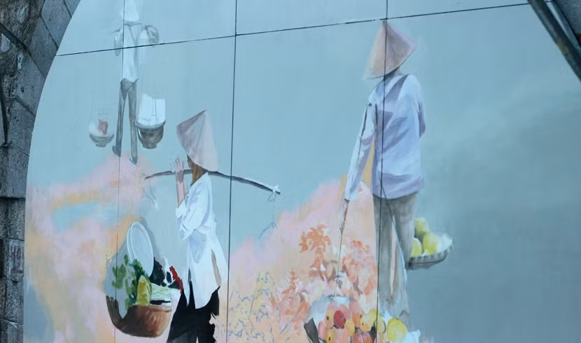 Những nét vẽ nghệ thuật đầu tiên của các nghệ sĩ Hàn Quốc ở mặt vòm phố Phùng Hưng.