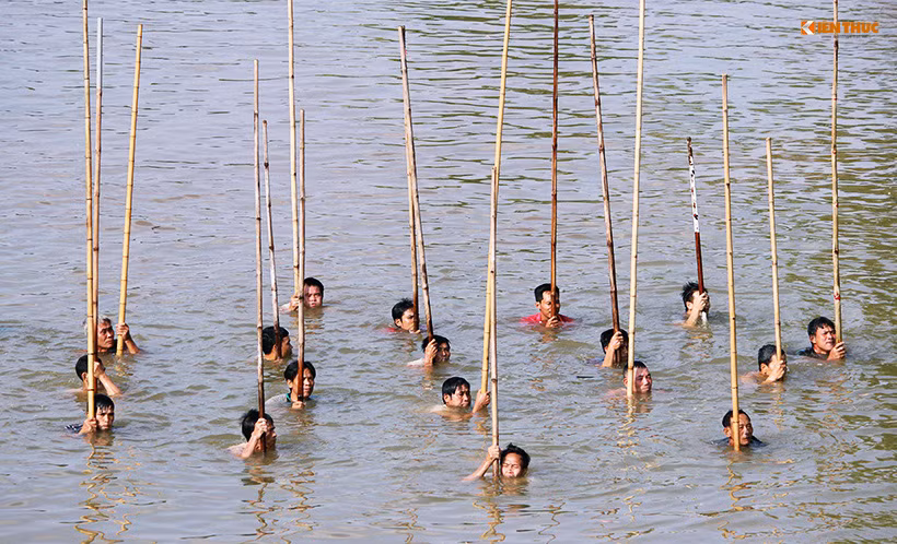 Nhóm người dậm cá ở xã Lại Thượng chủ yếu là đàn ông khỏe mạnh, trai tráng trong làng.