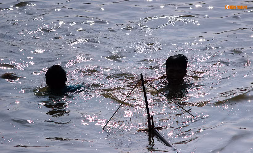 Những người tham gia dậm cá đều vui vẻ và hào hứng.