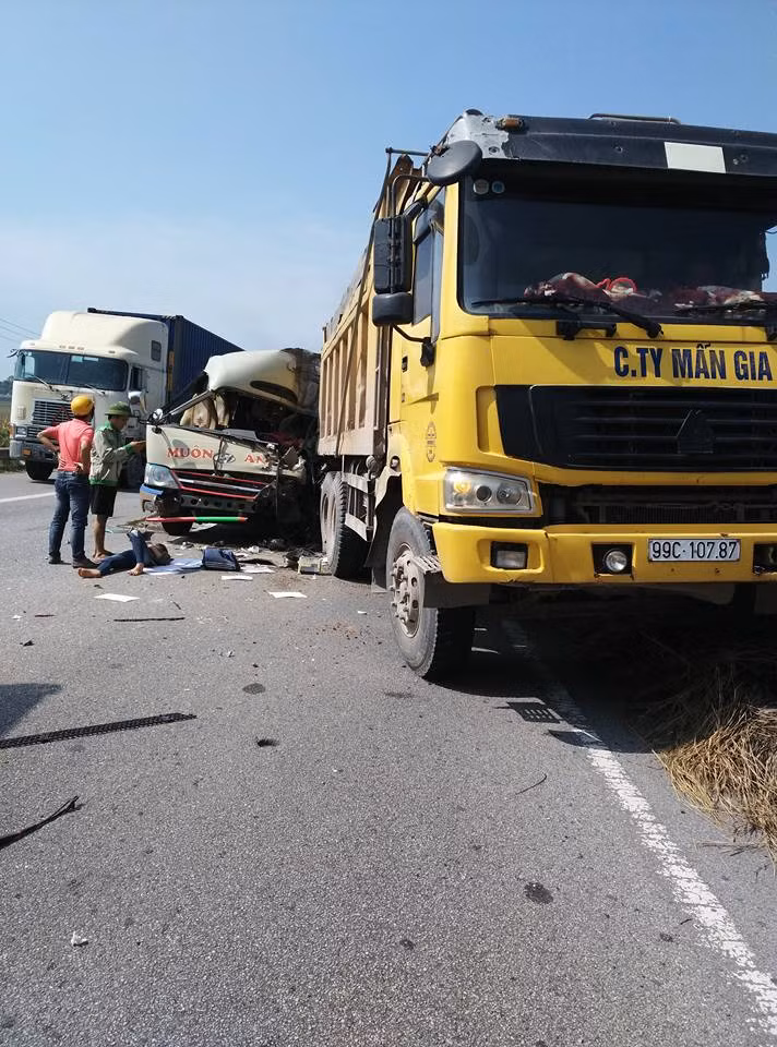 TNGT kinh hoang xe khach "hon" duoi xe tai, nhieu nguoi thuong vong