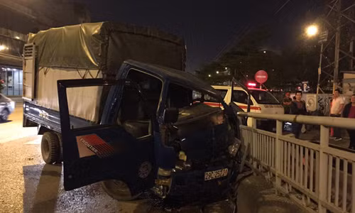 O to tai dam vao le duong nat dau, tai xe keu cuu trong cabin-Hinh-2