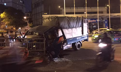O to tai dam vao le duong nat dau, tai xe keu cuu trong cabin