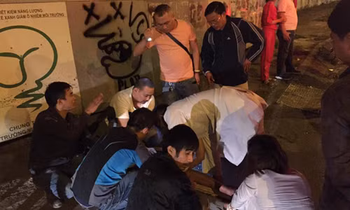 O to tai dam vao le duong nat dau, tai xe keu cuu trong cabin-Hinh-3