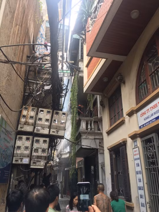 Ha Noi: Chay nha, khoi boc khap ngo ngach, dan chay tan loan-Hinh-5