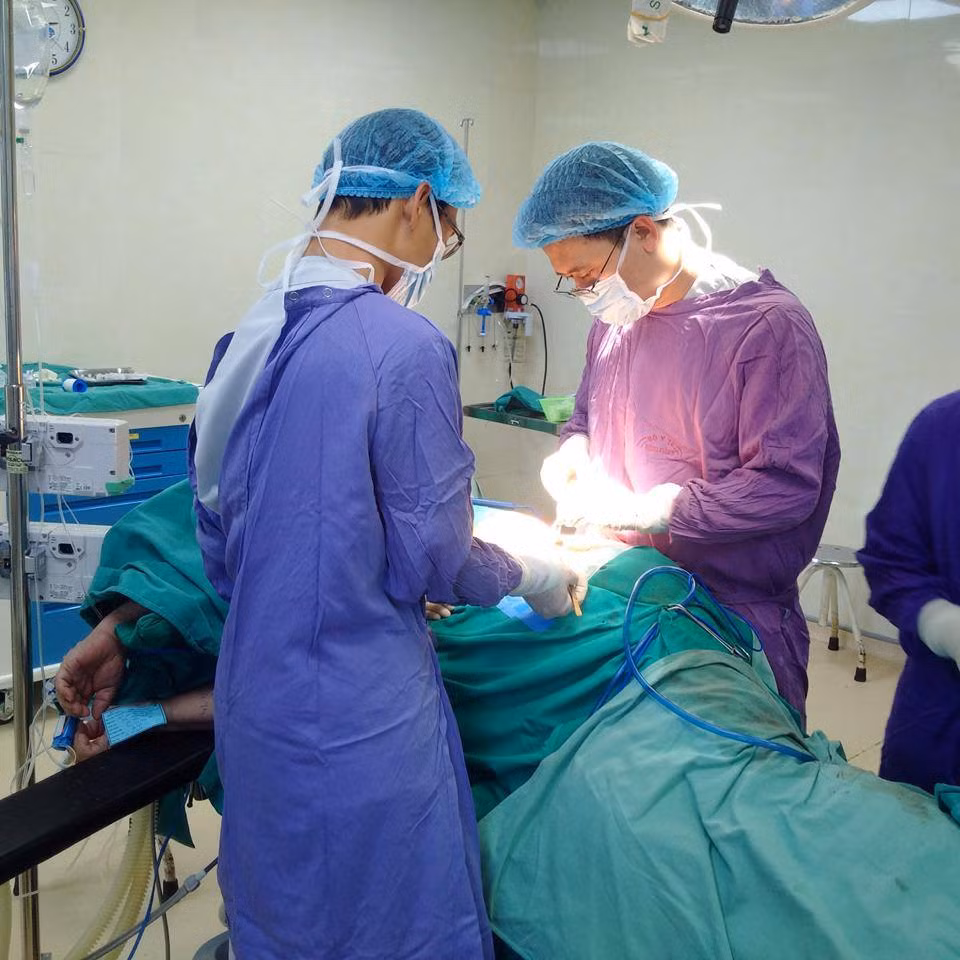 Benh vien E cuu thanh cong mot co gai bi dan ban thung bung-Hinh-2